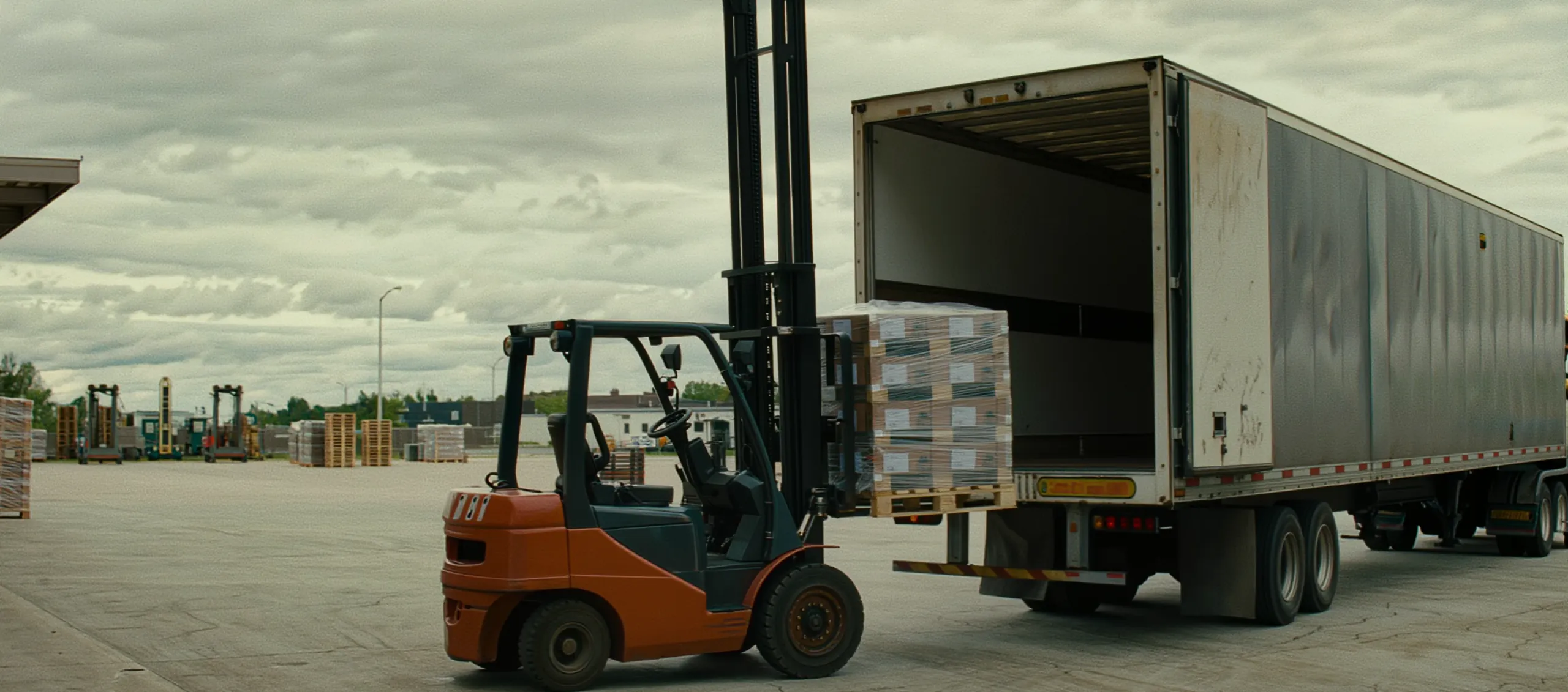 Товарене на бракувани продукти в превозно средство на Green Shield Logistics